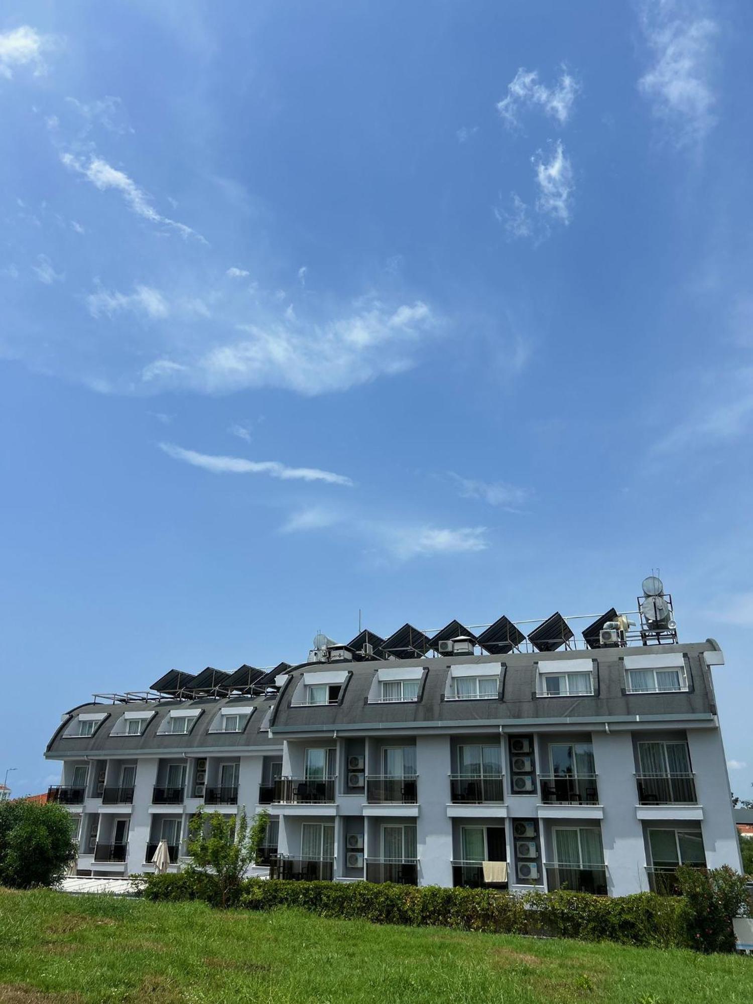 A Hotel Side Exterior foto